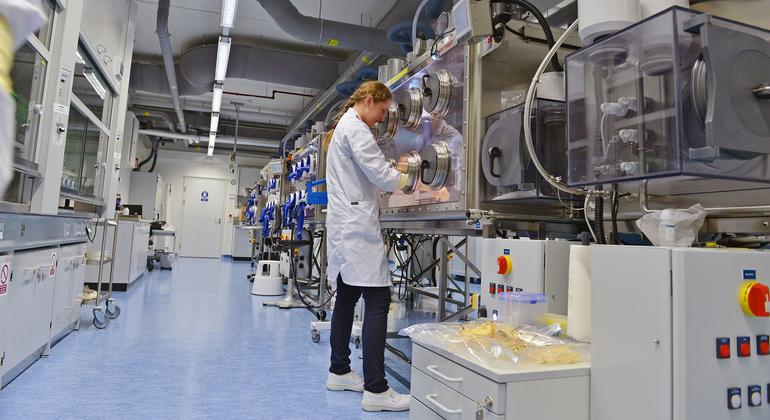 Un miembro del personal del OIEA analiza material en el laboratorio de plutonio de la organización en Austria.